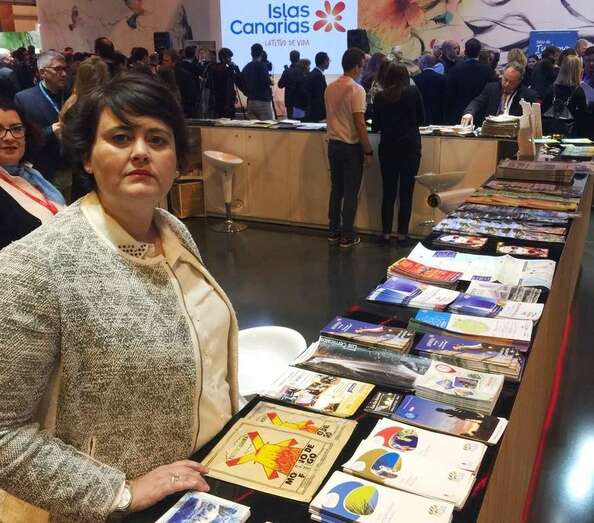 La concejala de Turismo, Celeste López, en el puesto de Telde en la feria del pasado año (Foto TA)